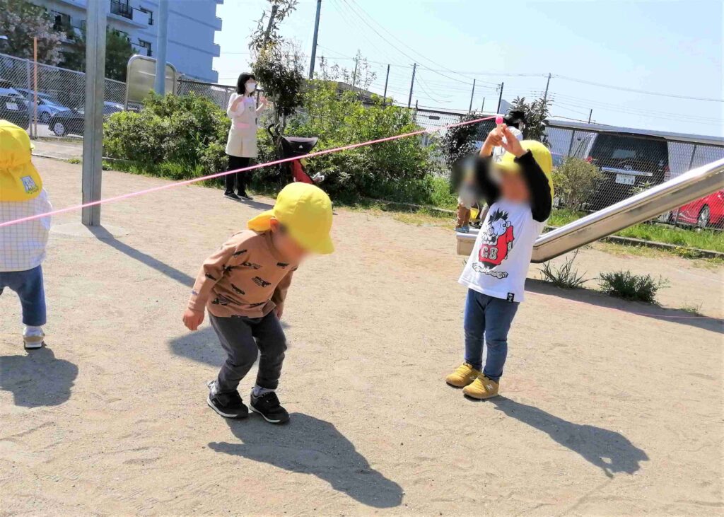 鎌ヶ谷市内の公園でなわとびをつかって遊んでいます