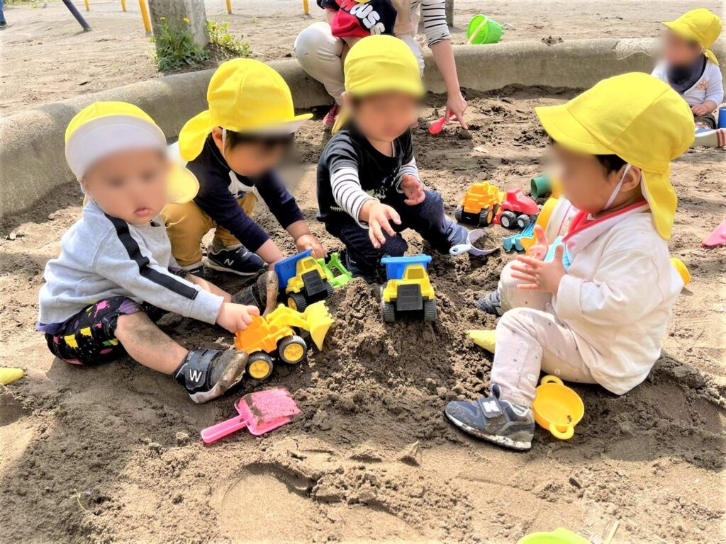 お砂場で保育園の園児が遊んでいます