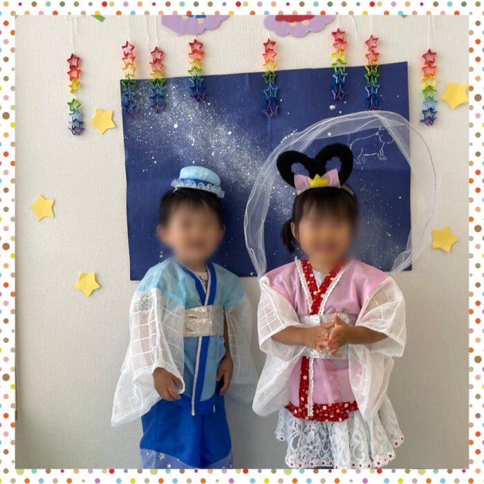 織姫と彦星の衣装に着替えた2歳児さん