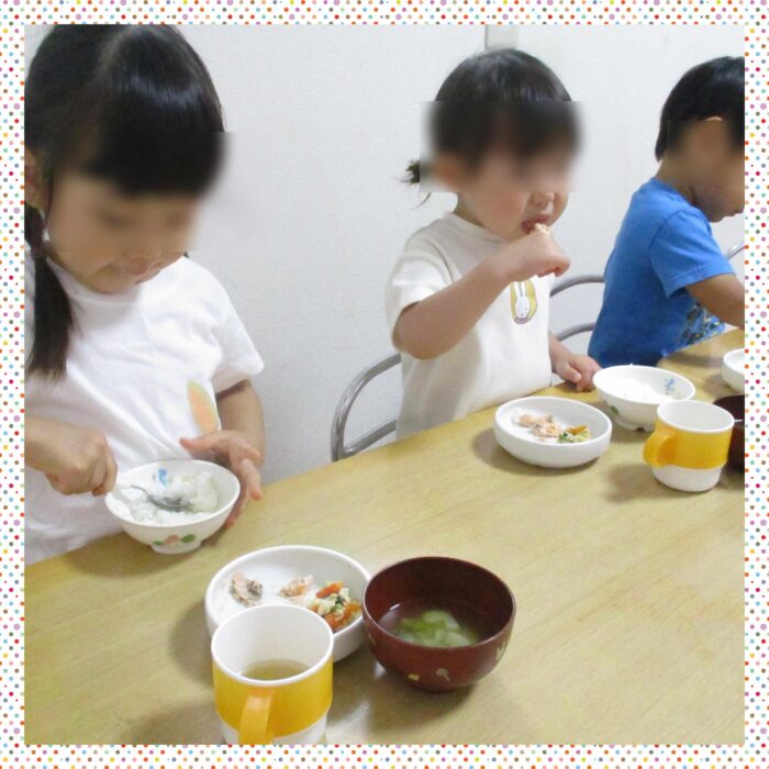 給食を食べる2歳児