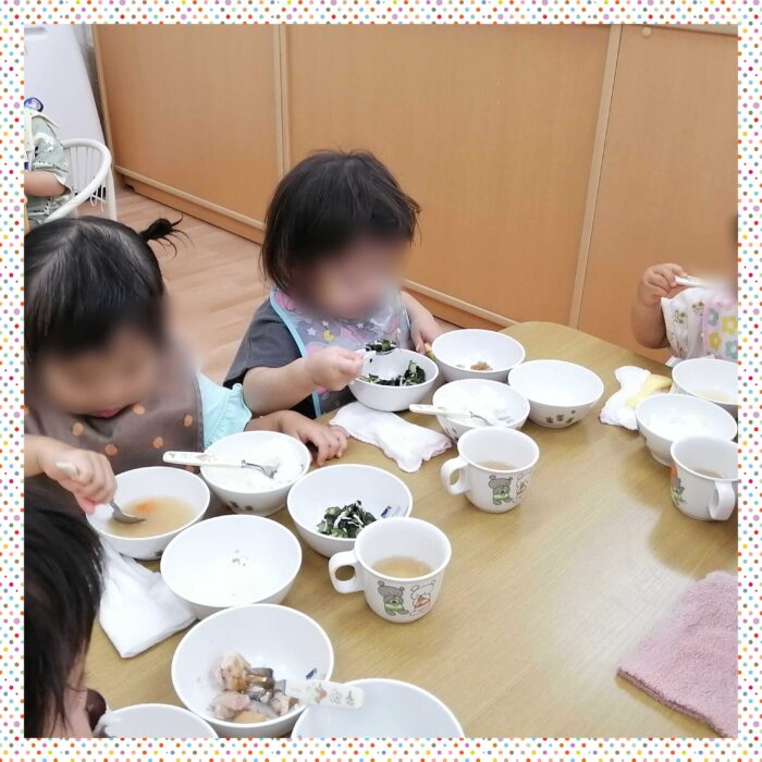 鎌ケ谷市小規模保育園　あっとほーむママ・ほしのこ　給食を食べる園児