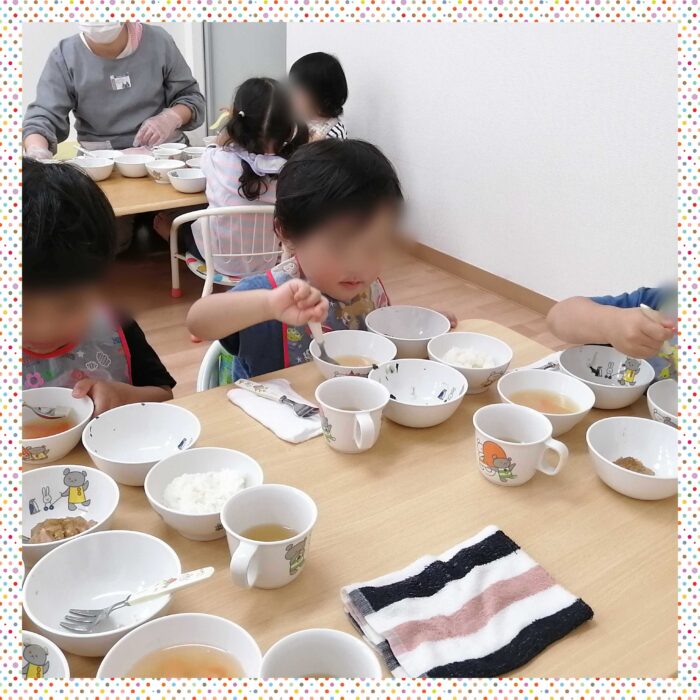鎌ケ谷市小規模保育園　あっとほーむママ・ほしのこ　給食を食べる児童