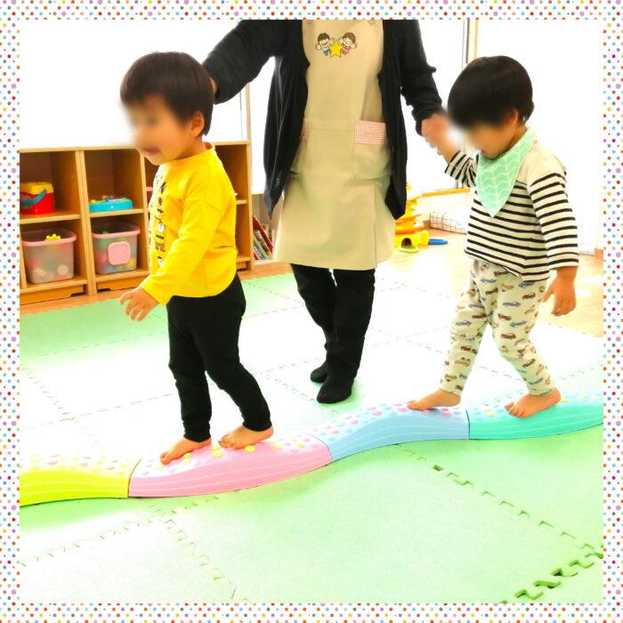 鎌ケ谷　小規模保育園　室内活動　平均台で遊ぶ園児