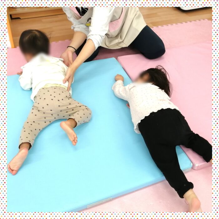 鎌ケ谷　小規模保育園　室内活動　マット遊びをする園児